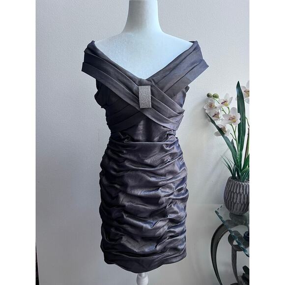 Y2K Off-the-Shoulder Ruched Stretch Taffeta Elegant Dress Gray Brooch Womens 10 - Picture 3 of 8